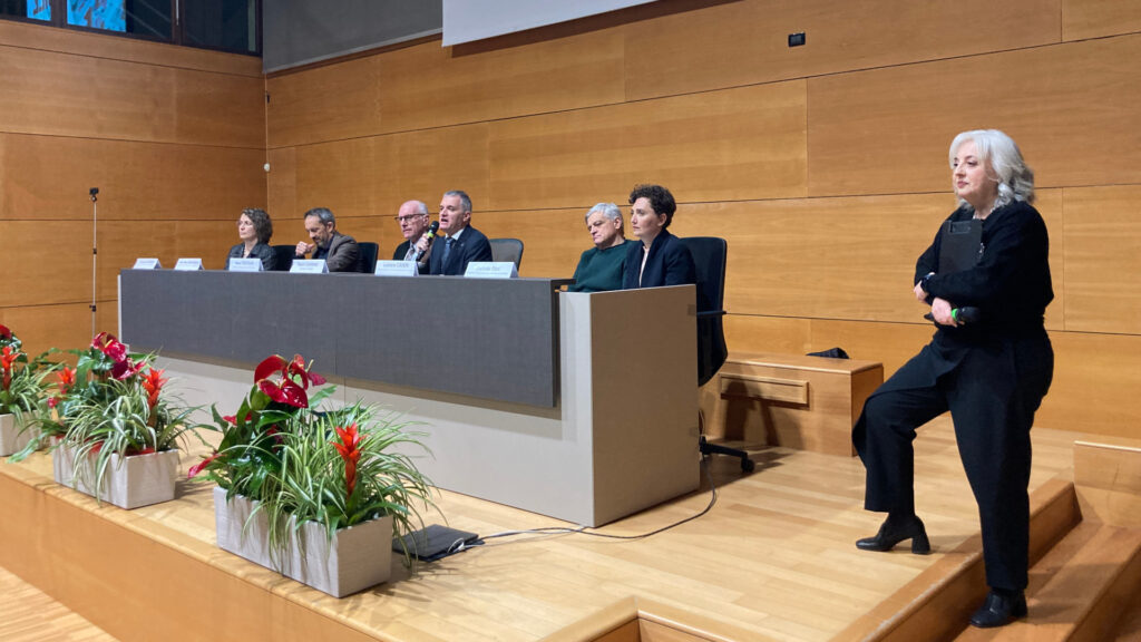 Il tavolo dei relatori alla presentazione del Progetto Agile Arvier, da sinistra Alessandra Mondino, Jean-Pierre Guichardaz, Renzo Testolin, Mauro Lucianaz, Luciano Caveri e Daniela Olmi
