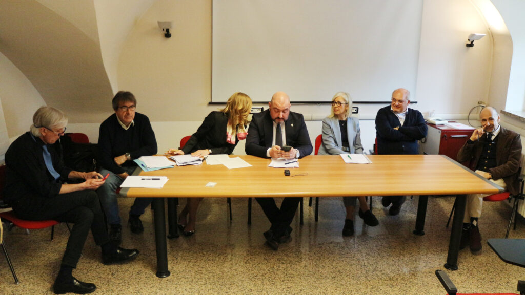 Il CdA e il Comitato scientifico della Fondazione oncologica valdostana: da sinistra, Mauro Occhi, André Lanièce, Nora Martinet, Carlo Marzi, Marina Schena, Fabio Ciceri e Fabio Truc