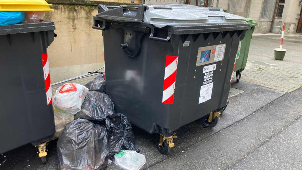 Uno dei nuovi cassonetti condominiali di Aosta