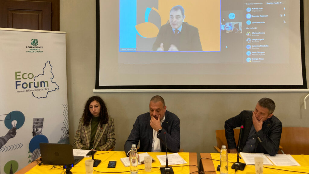 Il tavolo dell'Ecoforum di Legambiente Piemonte Valle d'Aosta, con il direttore Sergio Capelli e l'assessore regionale all'ambiente Davide Sapinet