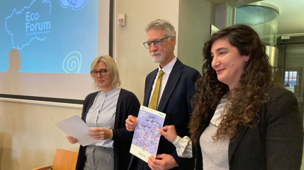 L'assessore comunale di Aosta, Loris Sartore, con l'attestato di 'Comune riciclone' tra Laura Brambilla, responsabile dell'iniziativa e Alice De Marco, presidente di Legambiente Piemonte Valle d'Aosta