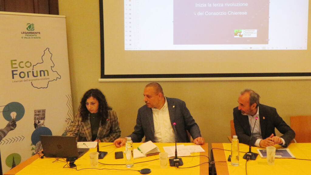 Il tavolo dell'Ecoforum di Legambiente Piemonte Valle d'Aosta, con il direttore Sergio Capelli e Adriano Pizzo, presidente del Consorzio chierese per i servizi e vice sindaco di Pecetto piemontese