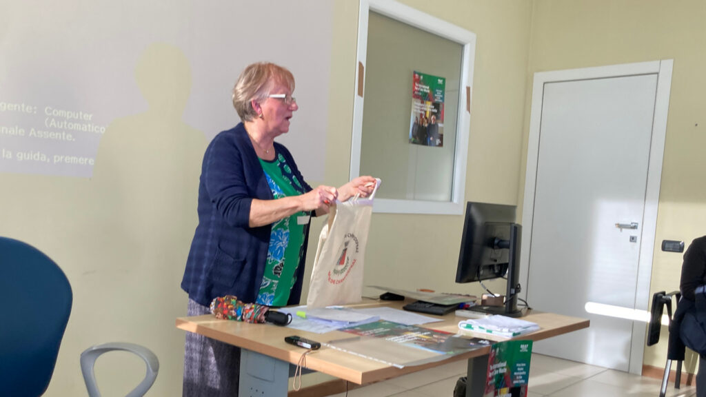 Lucia Bertorello con la shopping bag griffata 'Comune di Champdepraz'