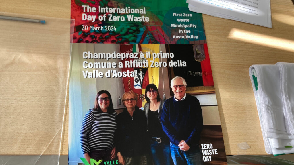 La locandina che celebra l'obiettivo 'Rifiuti zero' di Champdepraz, con Jeanne Cheillon, Lucia Bertorello, la sindaca Monica Cretier e Paolo Meneghini, presidente dell'associazione Valle Virtuosa