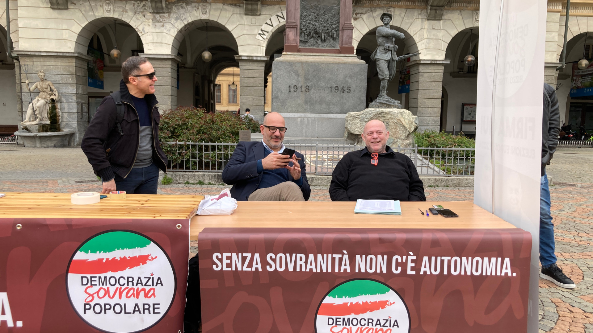 Democrazia sovrana popolare raccoglie firme per le elezioni europee