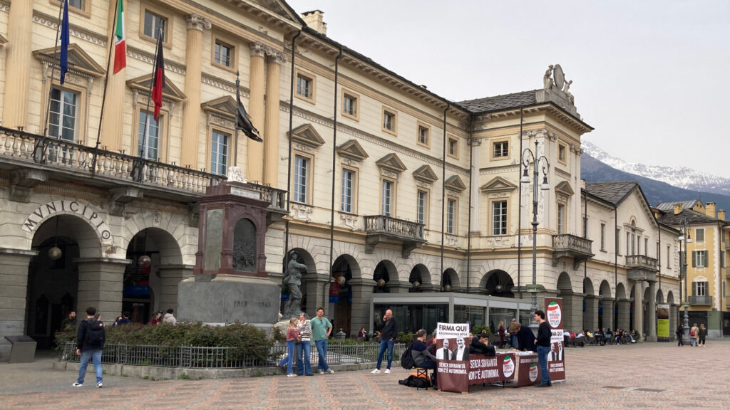 Il banchetto di 'Democrazia sovrana popolare' in piazza Chanoux ad Aosta