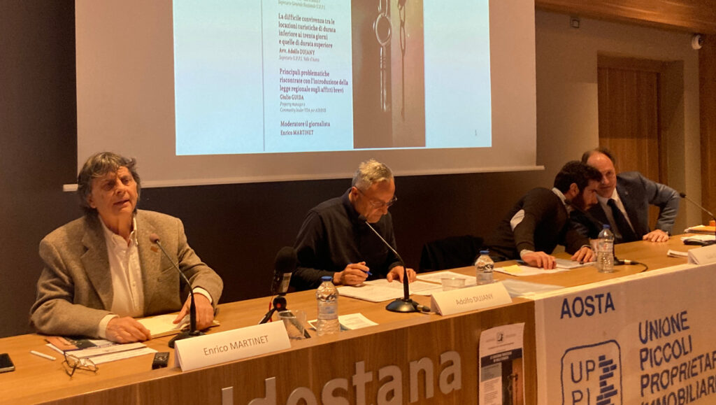 Il tavolo del convegno dell'Uppi dedicato agli affitti turistici, da sinistra, Enrico Martinet, Adolfo Dujany, Giulio Guida e Jean-Claude Mochet