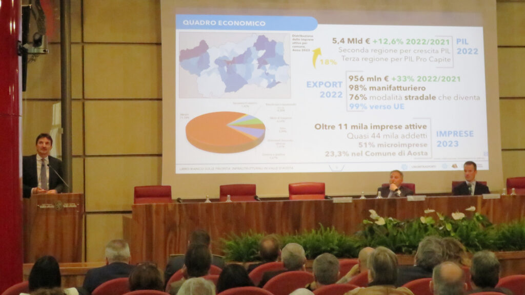 Un momento del convegno, con Antonello Fontanili, direttore di Uniontrasporti, sul podio, che racconta il position paper sul Tunnel del Monte Bianco