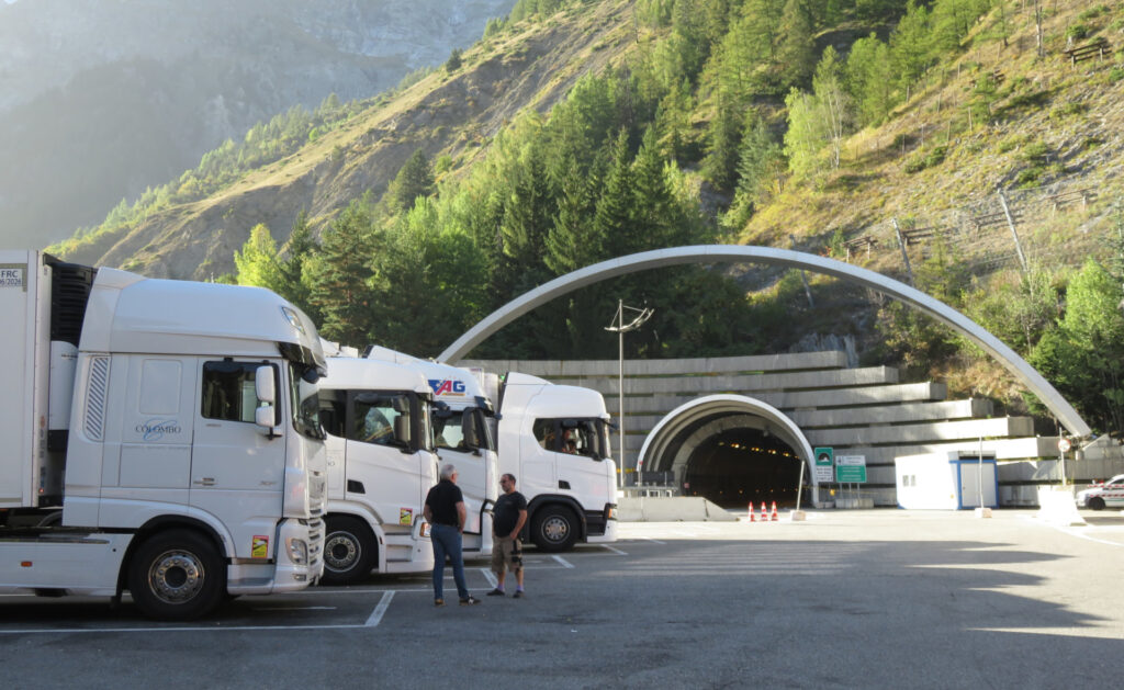 Tir in attesa di entrare nel Tunnel del Monte Bianco