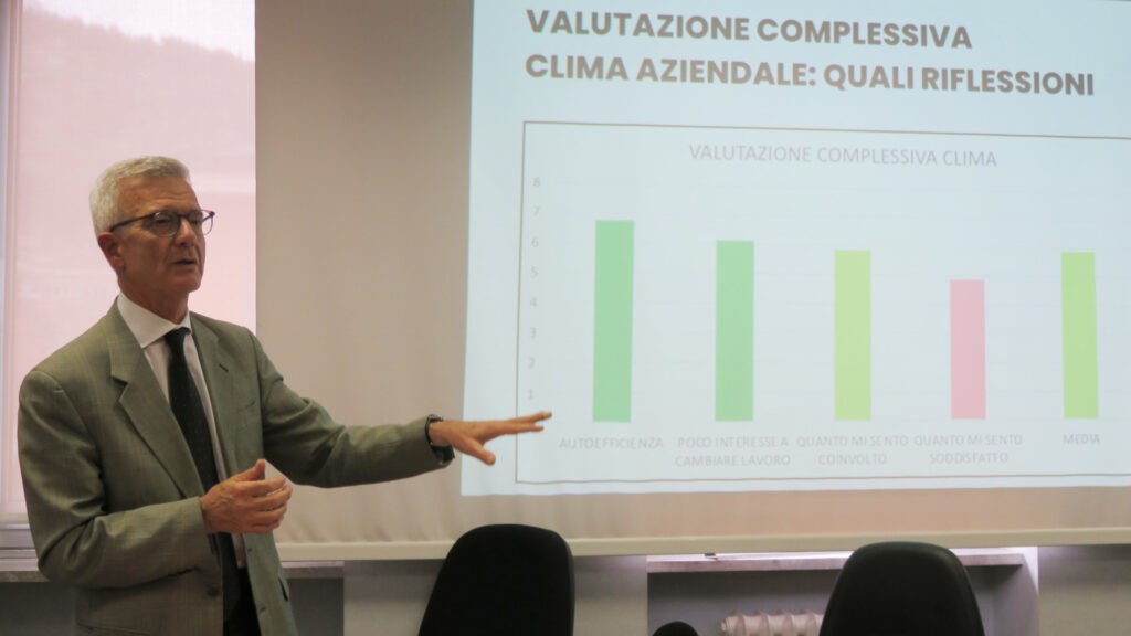 Massimo Uberti, direttore generale dell'Azienda Usl della Valle d'Aosta mentre spiega le riflessioni sui dati raccolti