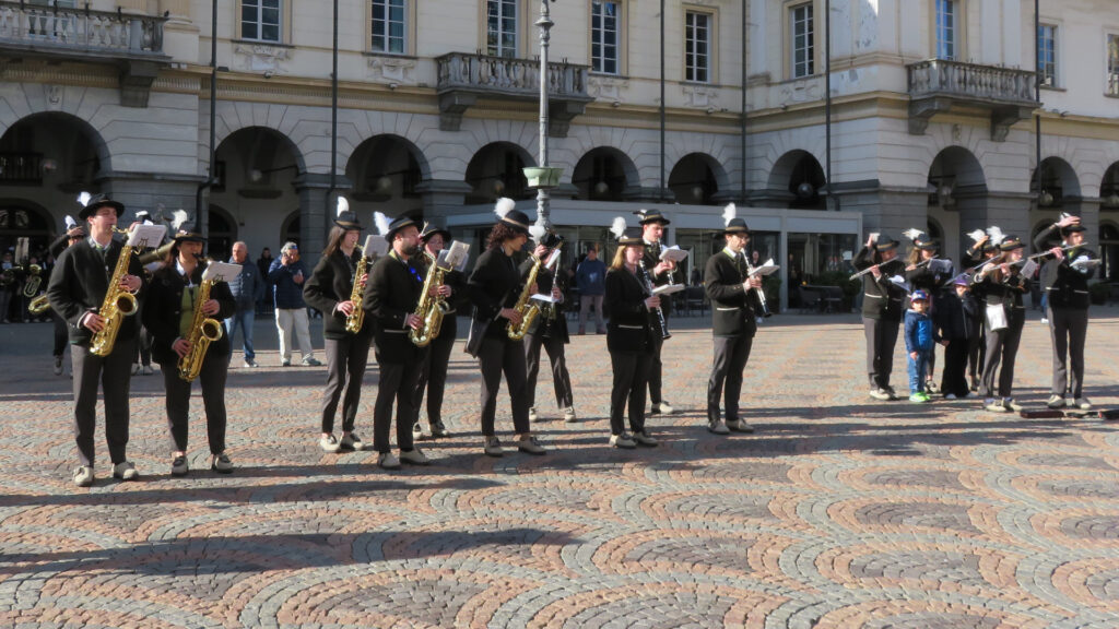 L'inizio del flash mob delle Bande musicali valdostane in piazza Chanoux ad Aosta