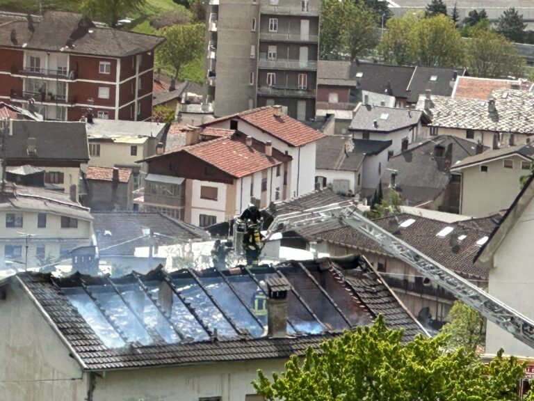 Châtillon: incendio da tetto rende inagibile una casa a Conoz