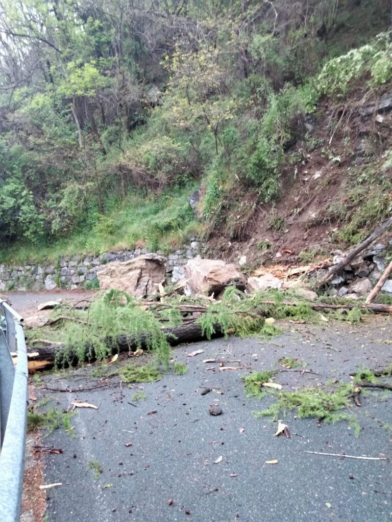 Chiusa la strada di Pontboset per caduta massi