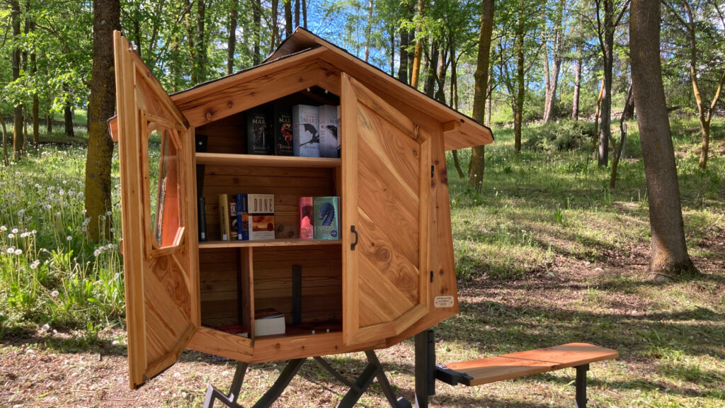 Uno dei punti lettura della biblioteca diffusa dell'Associazione Piccole Donnole