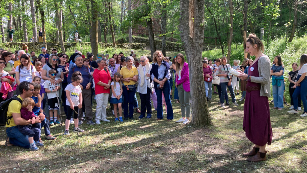 Luna Meneghini durante l'inaugurazione della biblioteca diffusa dell'Associazione Piccole Donnole nell'arboreto di Entrebin