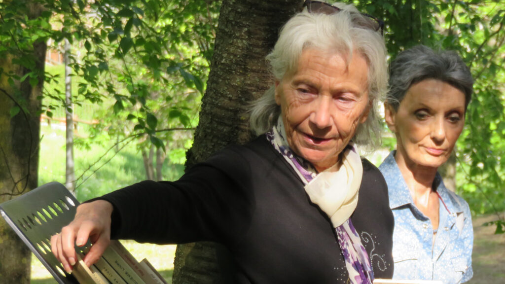 Pascasia 'Pasqualina' Marquet durante l'inaugurazione della biblioteca diffusa dell'Associazione Piccole Donnole nell'arboreto di Entrebin