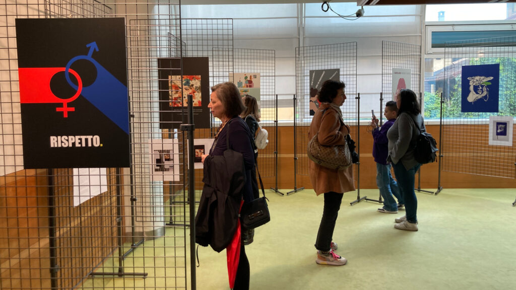 Il pubblico alla mostra 'ConSenso contro la violenza' alla Biblioteca regionale di Aosta
