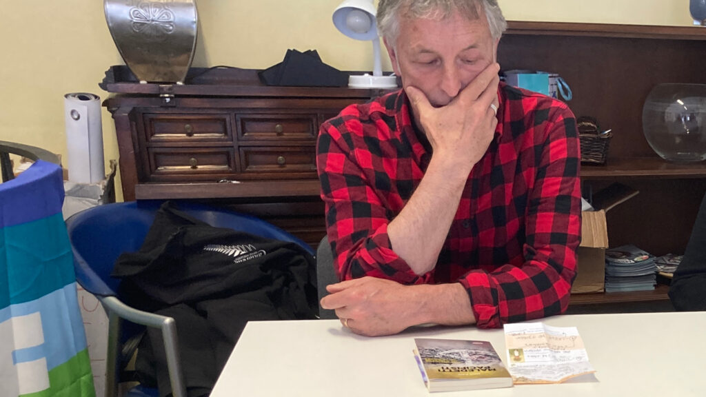Raimondo Donzel con il volume 'Maledetti pacifisti' di Nico Piro