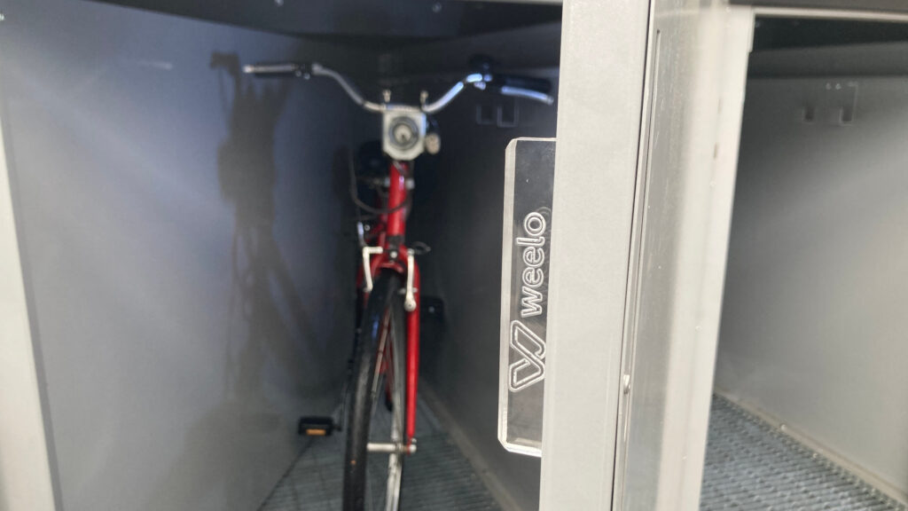 Il 'bike box' con la bici parcheggiata dentro