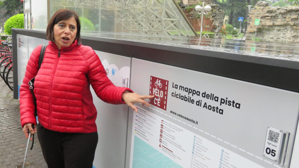 La dirigente comunale Donatella Ducourtil mentre spiega i 'bike box'