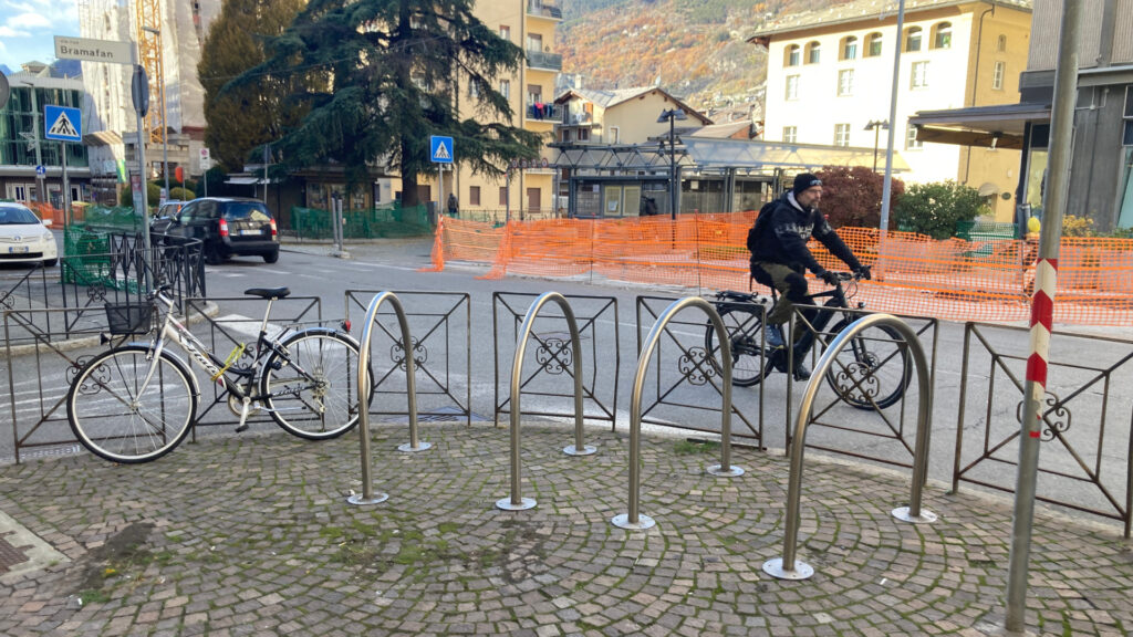 Gli archetti per le biciclette in via Festaz ad Aosta