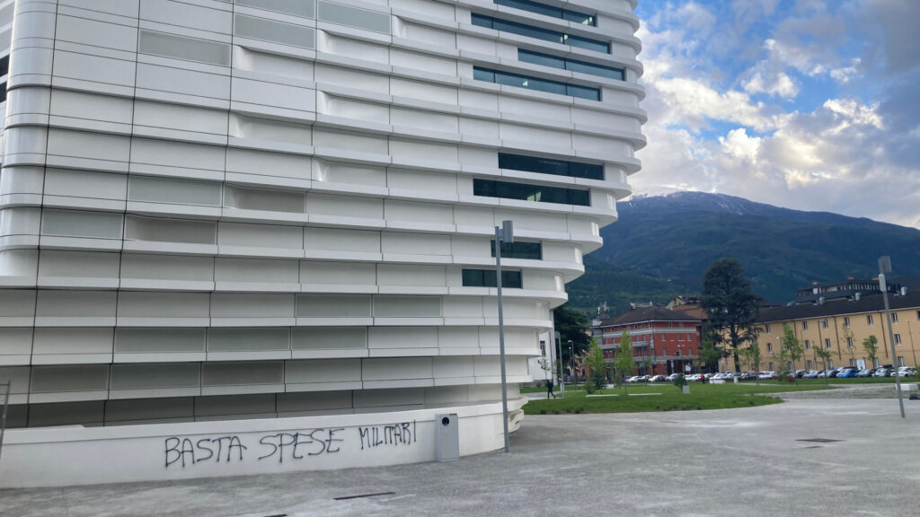 La scritta vandalica comparsa sulla base della nuova sede di Aosta dell'UniVdA, di fronte alla caserma 'Beltricco'