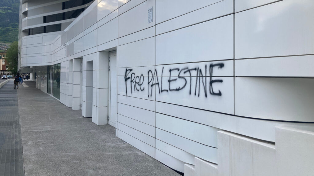 La scritta vandalica comparsa sulla nuova sede di Aosta dell'UniVdA dal lato via Monte Solarolo