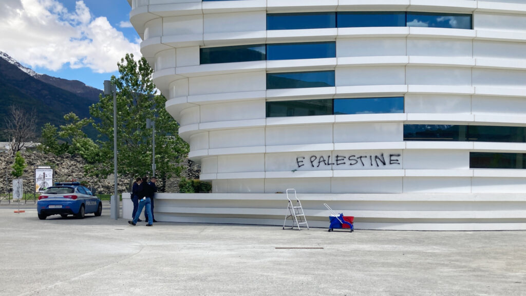 L'intervento della Polizia durante la pulizia delle scritte vandaliche