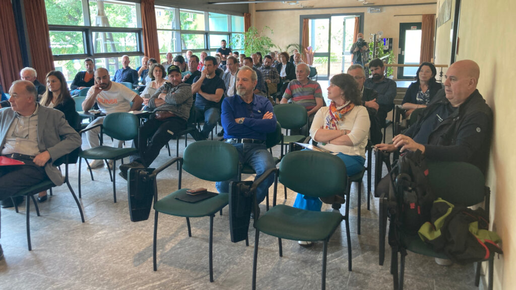 Il pubblico presente all'assemblea dell'Anaborava