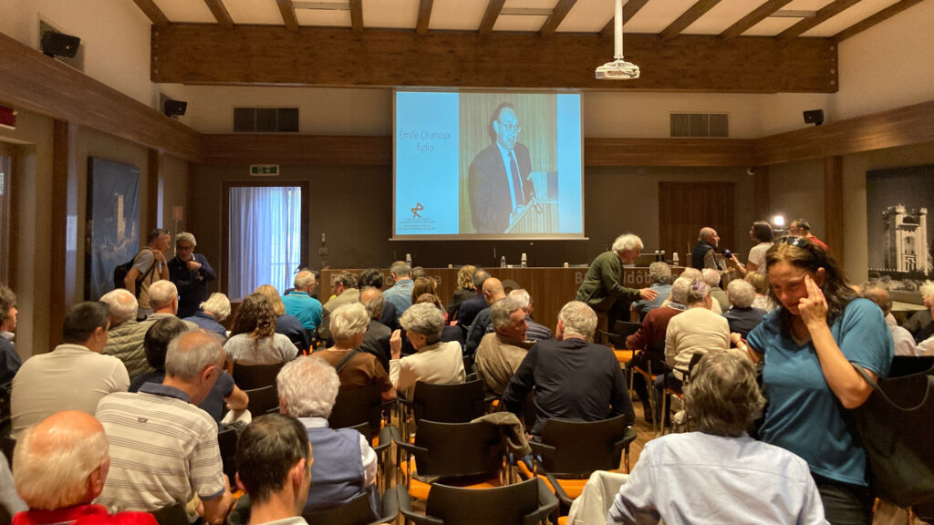 Il pubblico presente alla presentazione del volume sui cinquant'anni dell'Istituto storico della Resistenza della Valle d'Aosta