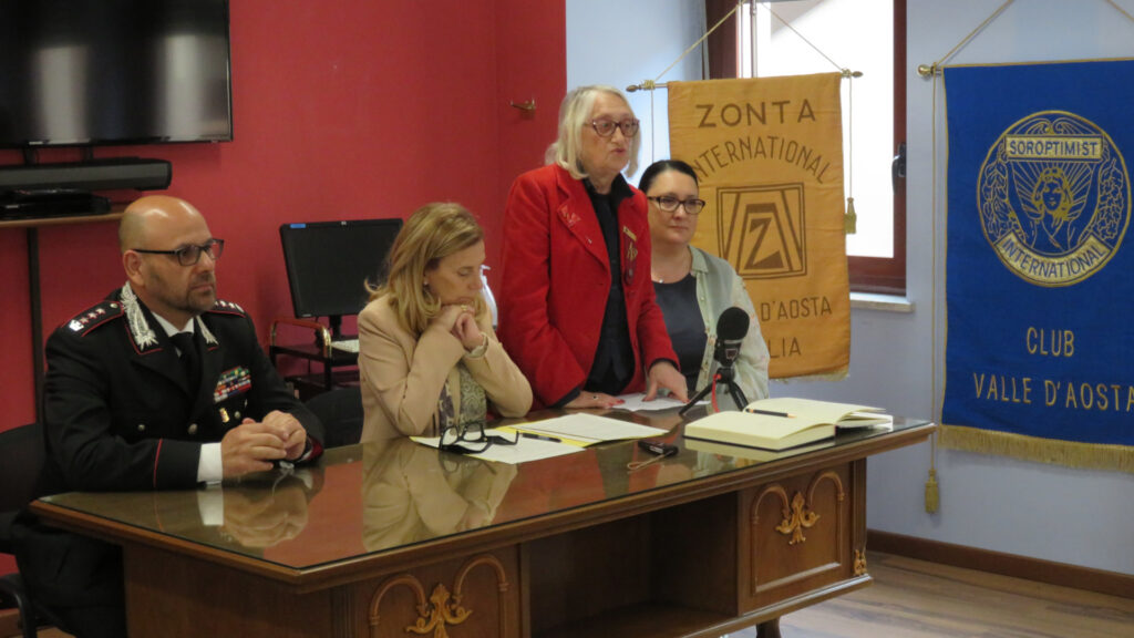 Il comandante del Gruppo Carabinieri di Aosta Giovanni Cuccurullo, la presidente del Soroptimist club della Valle d'Aosta Viviana Vallet, il direttore dell'area 03 dello Zonta club Renata Vallò e la presidente dello Zonta club Aosta valley Laura Pia Lodi
