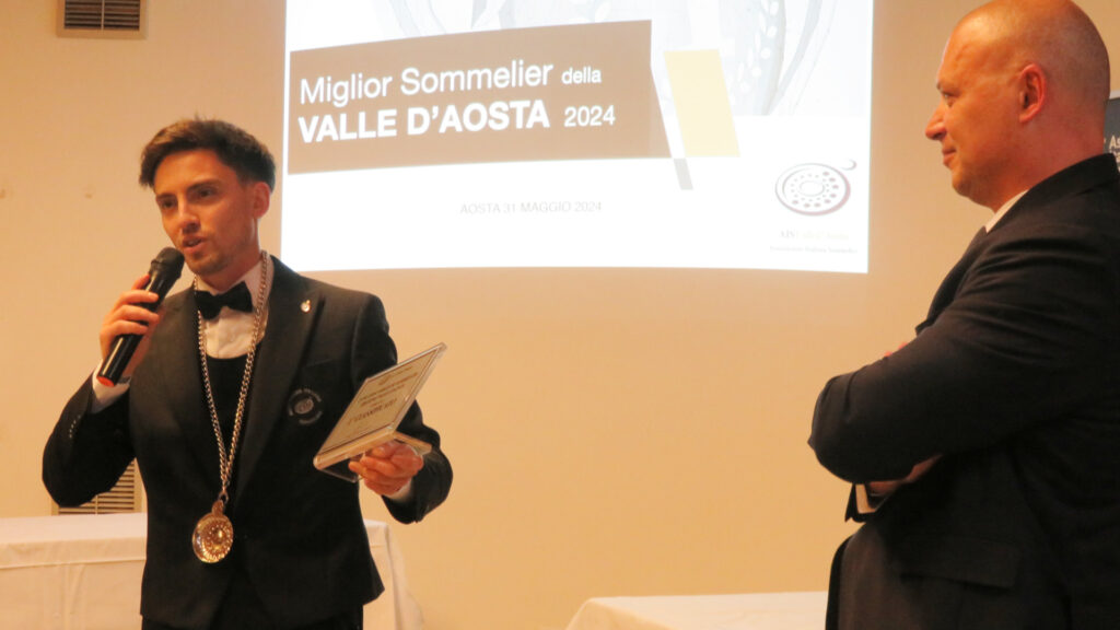 Marco Liporace, vincitore del concorso 2024 di miglior sommelier della Valle d'Aosta con il presidente dell'Ais VdA Alberto Levi