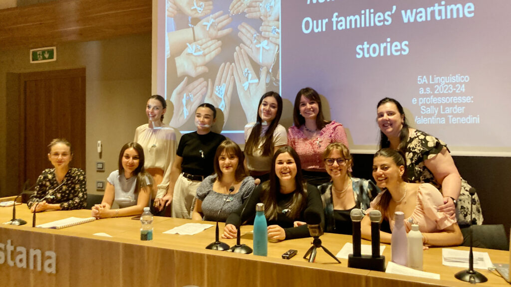 L'insegnante Valentina Tenedini e le studentesse della 5A del Liceo linguistico di Aosta che hanno realizzato il progetto