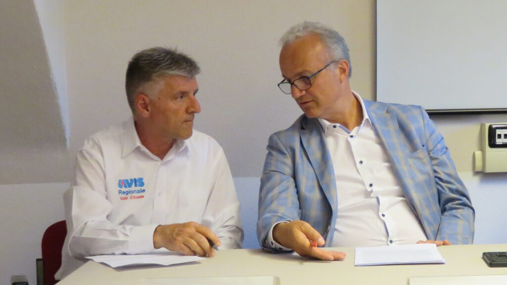 Paolo David, rappresentante dell'Avis valdostana con Pierluigi Berti, primario della Struttura complessa di immunoematologia e medicina trasfusionale dell'Azienda Usl della Valle d'Aosta