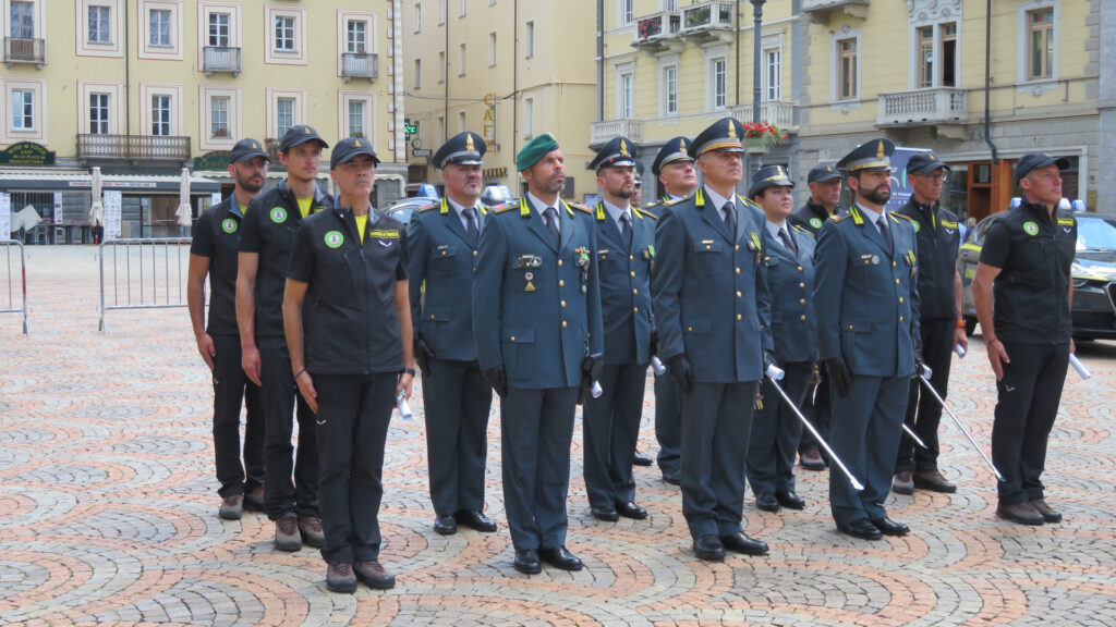 Gli insigniti nel corso della cerimonia in piazza Chanoux, ad Aosta, del 250° anniversario della Guardia di Finanza