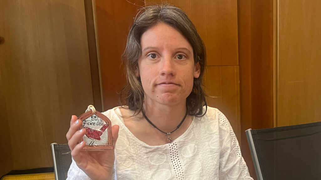 Corinne Pellissier con il suo ciondolo
