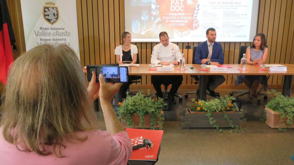 Carlo Benvenuto fotografa il tavolo dei relatori durante la presentazione di 'Non solo show cooking'