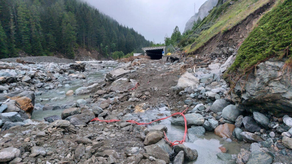 La situazione della strada regionale 47 di Cogne, al km 9,400 dopo l'alluvione del 29 giugno