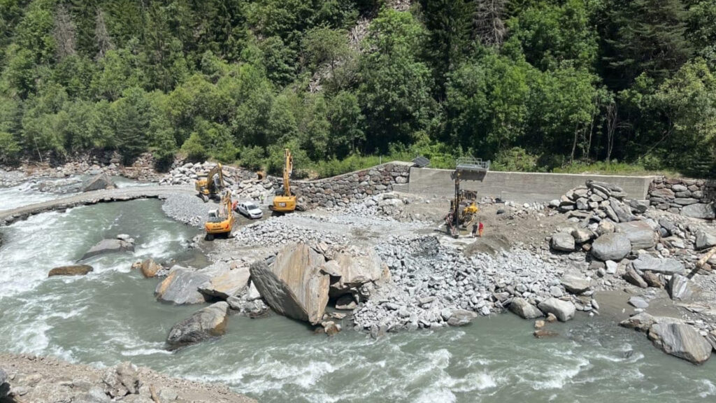 I lavori in alveo nel torrente Grand Eyvia