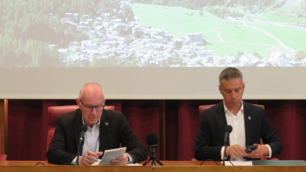 Renzo Testolin e Davide Sapinet mentre annunciano la data di riapertura della strada di Cogne