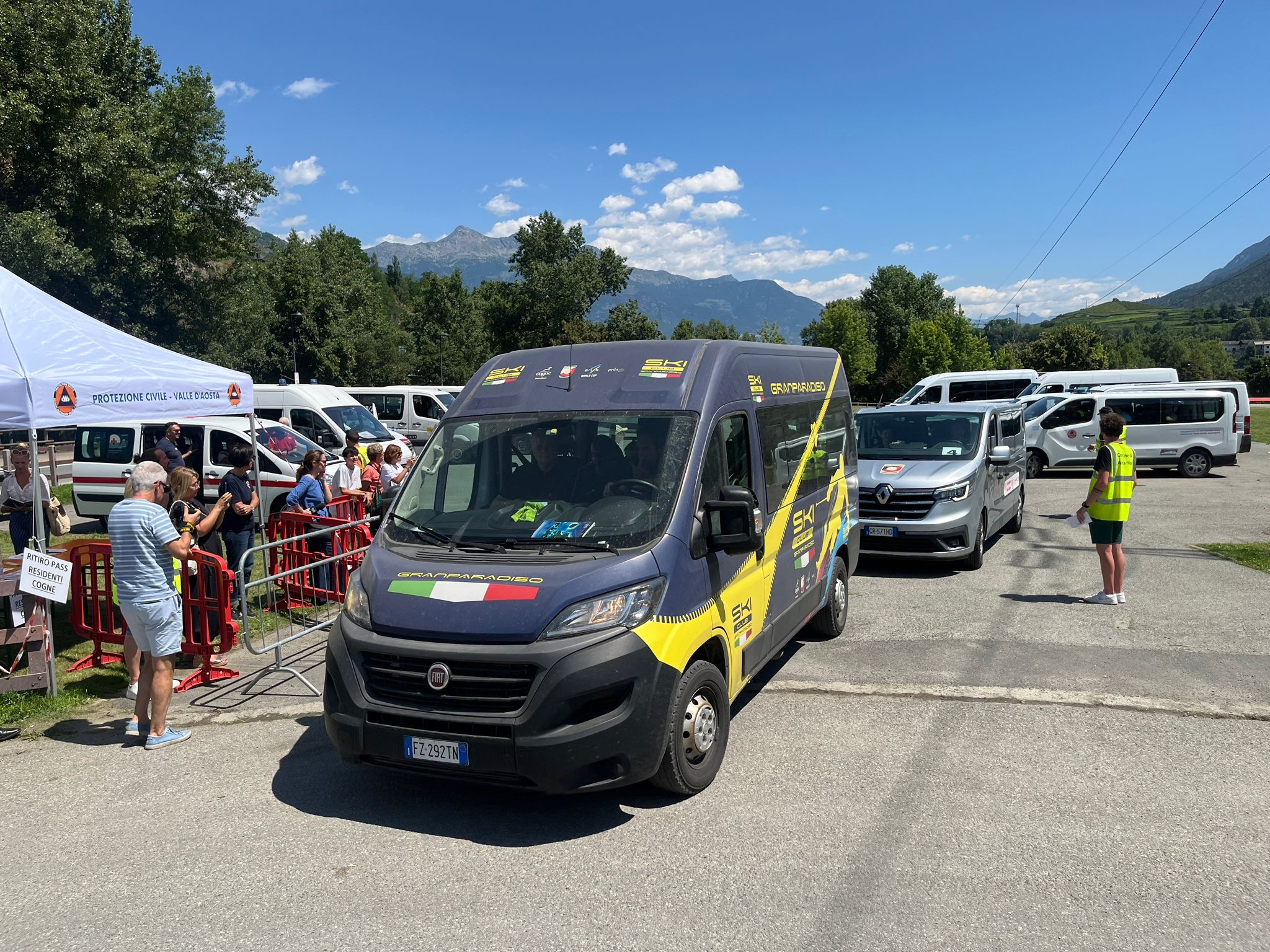 Le auto bloccate dei turisti hanno lasciato Cogne