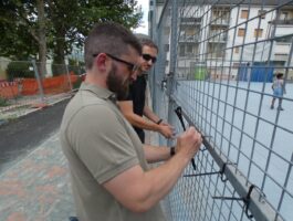 Fratelli d\'Italia Vda ripulisce il parco giochi del quartiere Dora