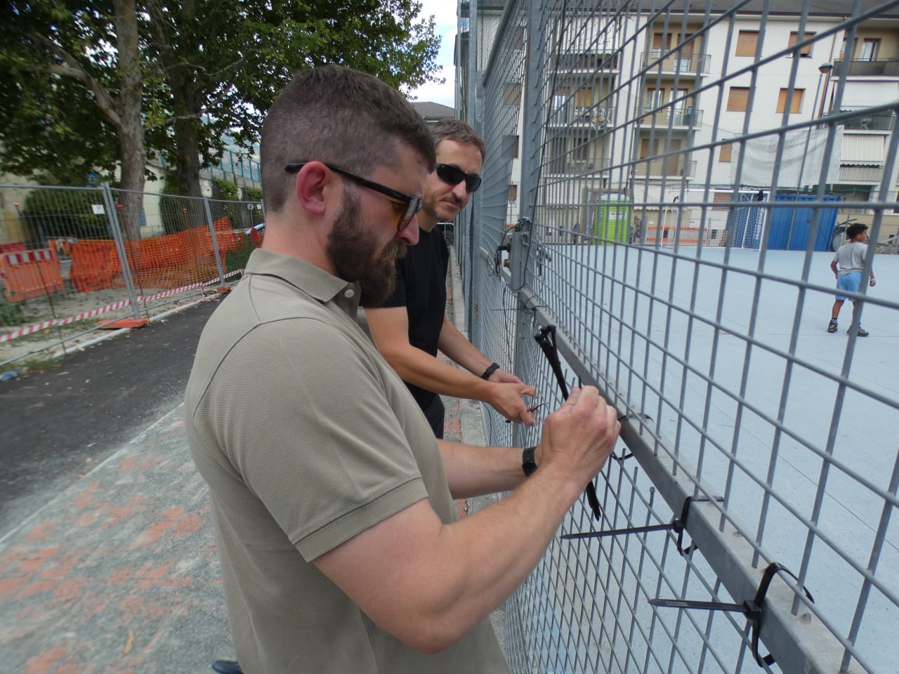 Fratelli d’Italia Vda ripulisce il parco giochi del quartiere Dora