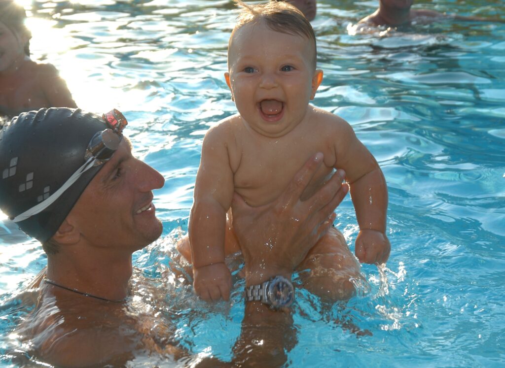 i bimbi al corso in piscina