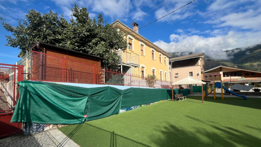 Il murales (coperto), nel cortile della scuola primaria di Gressan