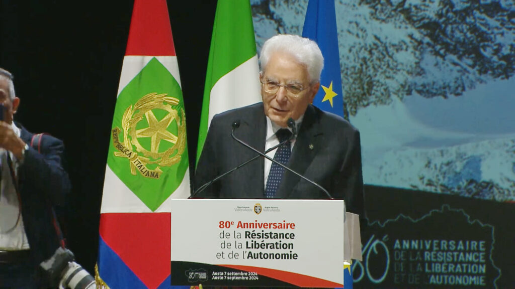 Sergio Mattarella sul palco del teatro Splendor di Aosta