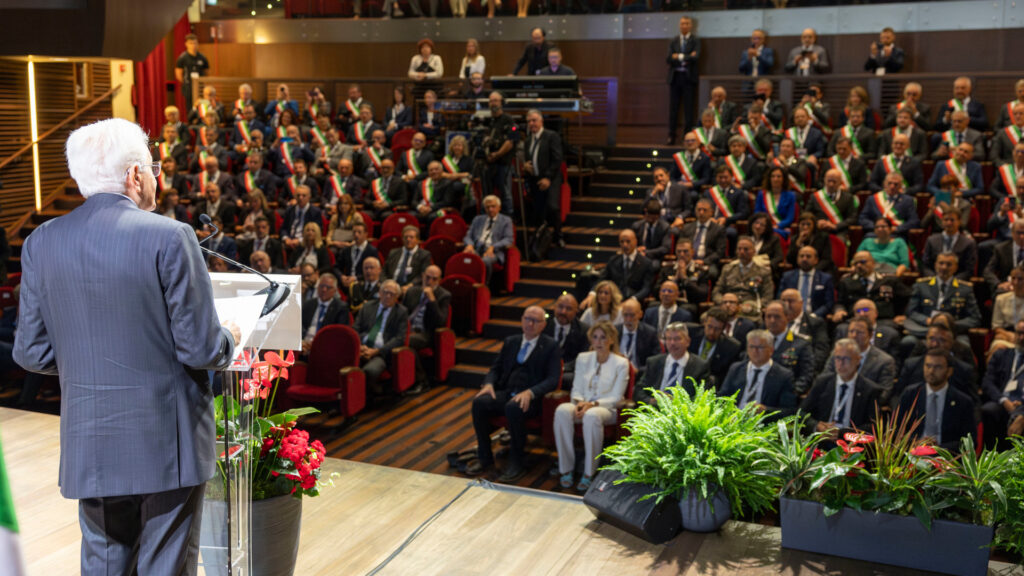 Il pubblico al teatro Splendor ascolta il discorso di Sergio Mattarella