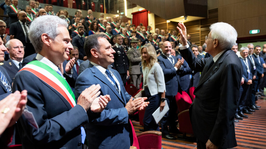 Sergio Mattarella saluta il pubblico presente al teatro Splendor