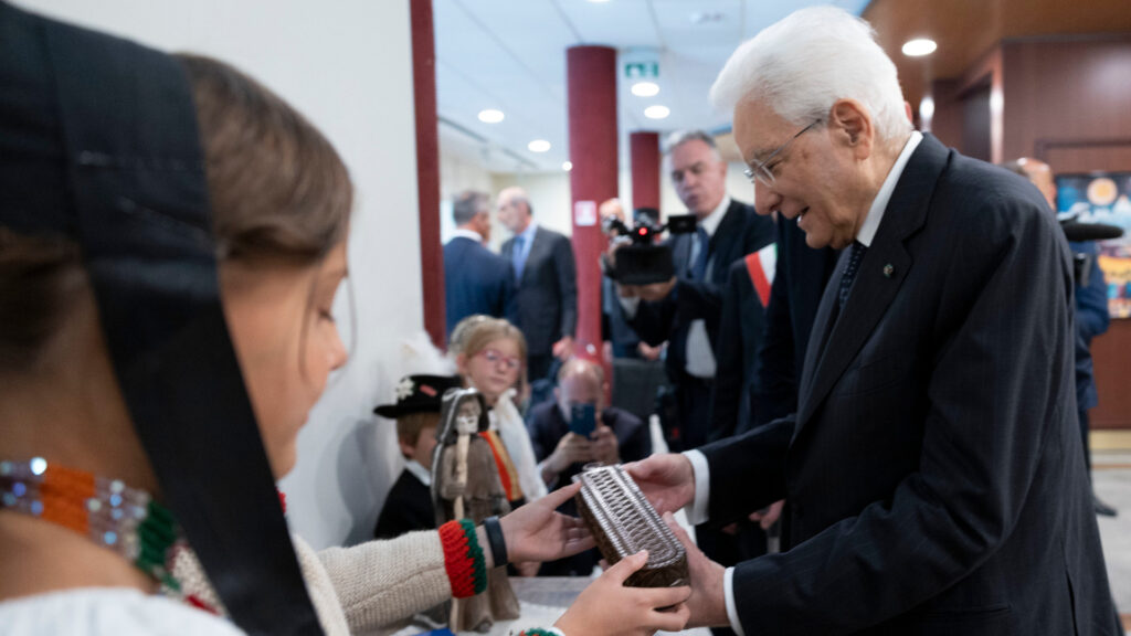 Sergio Mattarella riceve un portapenne intagliato