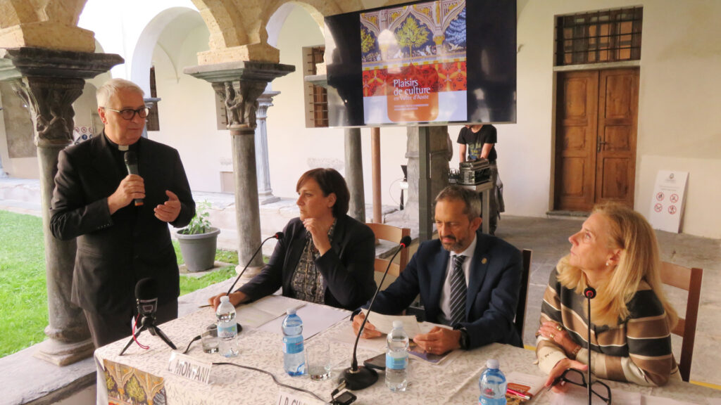 Don Aldo Armellin, Laura Montani, Jean-Pierre Guichardaz e Viviana Vallet durante la presentazione dell'edizione 2024 di Plaisirs de culture